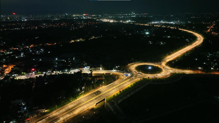 Hệ thống chiếu sáng hiện đại trên cao tốc.