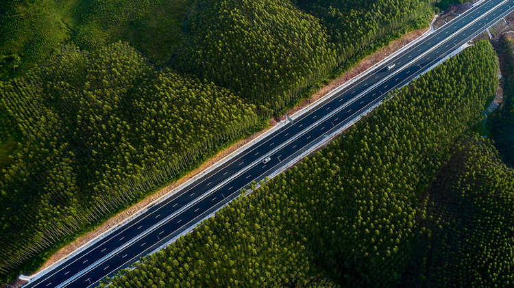 Cao tốc chạy qua đa dạng địa hình với cảnh quan đặc sắc.