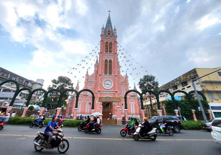 Nhà thờ giáo xứ Tân Định đang gấp rút hoàn thành trang trí Giáng sinh.