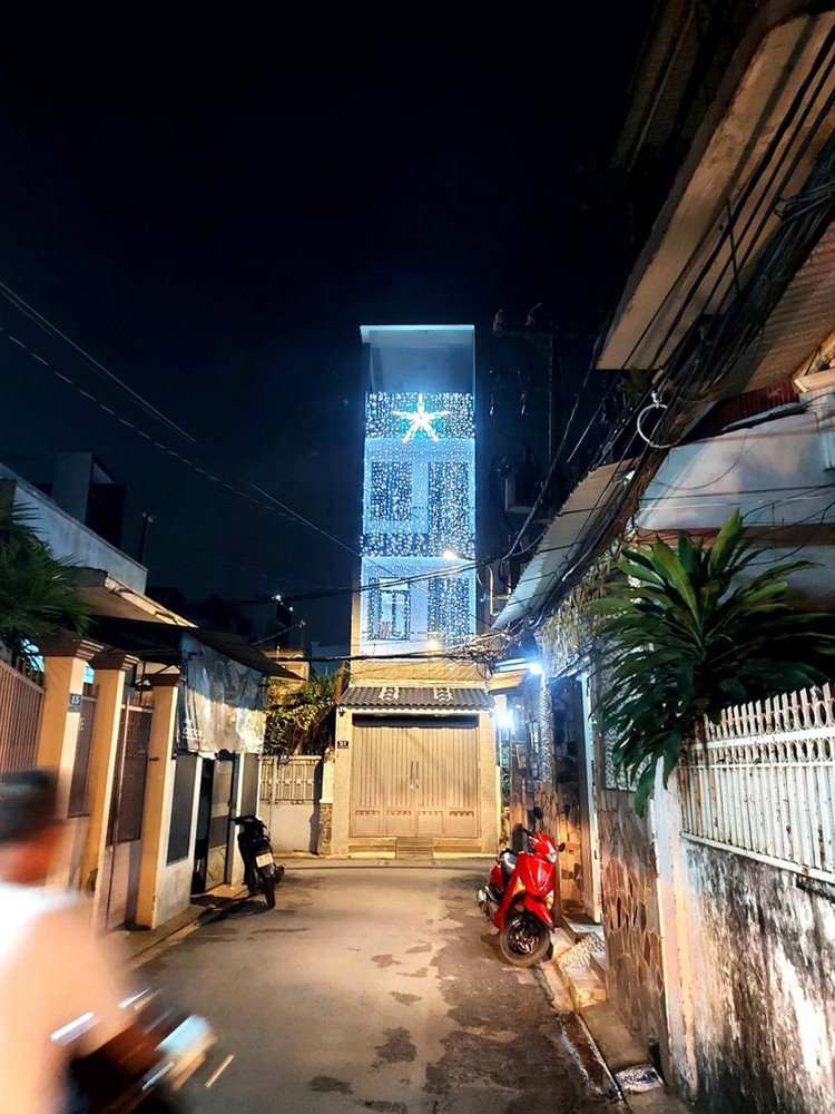 Đèn sáng rực rỡ ở một ngôi nhà riêng tại phường 12, quận Tân Bình.