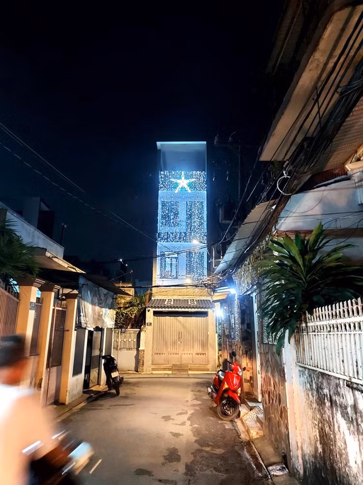 Đèn sáng rực rỡ ở một ngôi nhà riêng tại phường 12, quận Tân Bình.