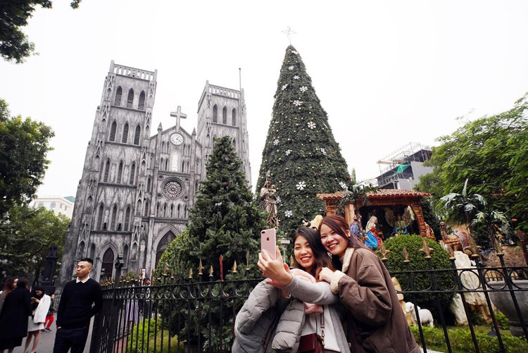 Cây thông Noel cao khoảng 10m được trang trí rực rỡ tại Nhà Thờ Lớn Hà Nội trên phố Lý Quốc Sư.