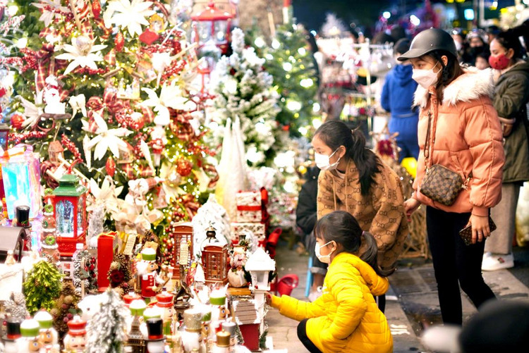 Nhiều người dân Thủ đô nô nức đi mua sắm đồ Giáng sinh trên phố Hàng Mã.