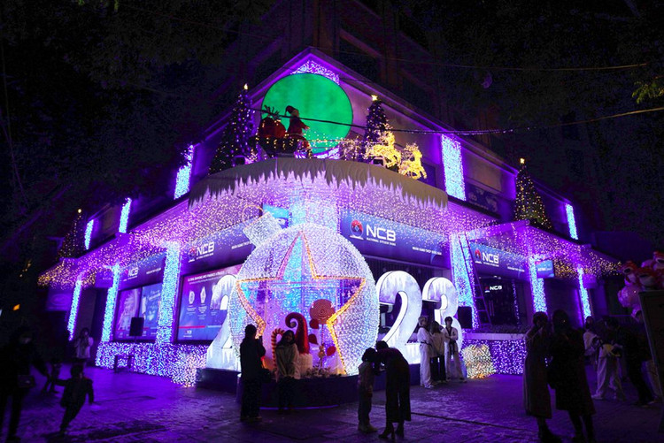 Các trung tâm thương mại, trụ sở doanh nghiệp trang trí đèn led rực rỡ trên nhiều tuyến phố Hà Nội.