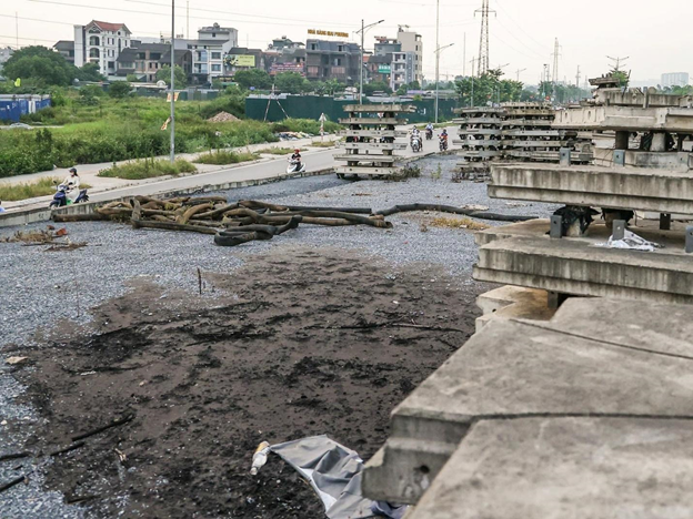 Tuy đã thông xe được gần 5 năm nay, nhưng hạng mục cầu vượt (từ đại lộ Chu Văn An sang đường Phúc La) giao với đường 70 vẫn dang dở, quá trình thi công đình trệ nhiều năm.