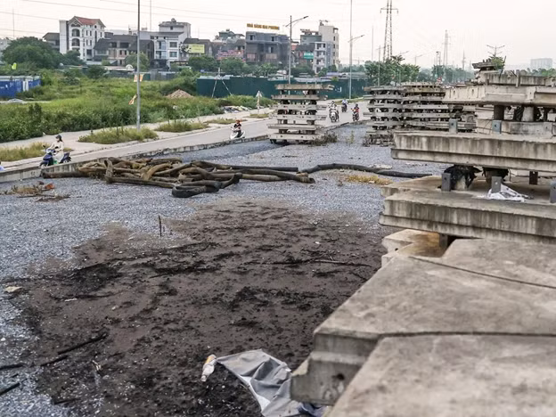 Tuy đã thông xe được gần 5 năm nay, nhưng hạng mục cầu vượt (từ đại lộ Chu Văn An sang đường Phúc La) giao với đường 70 vẫn dang dở, quá trình thi công đình trệ nhiều năm.