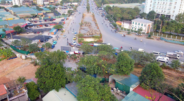 Nguyên nhân cầu vượt nút giao đường tỉnh 70 bị chậm trễ suốt nhiều năm, Ban Quản lý dự án đầu tư xây dựng các công trình giao thông Hà Nội từng cho biết, vướng mắc là do dự án còn tồn tại 98 hộ dân xã Tân Triều, huyện Thanh Trì chưa được giải phóng mặt bằng.