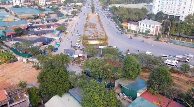 Nguyên nhân cầu vượt nút giao đường tỉnh 70 bị chậm trễ suốt nhiều năm, Ban Quản lý dự án đầu tư xây dựng các công trình giao thông Hà Nội từng cho biết, vướng mắc là do dự án còn tồn tại 98 hộ dân xã Tân Triều, huyện Thanh Trì chưa được giải phóng mặt bằng.