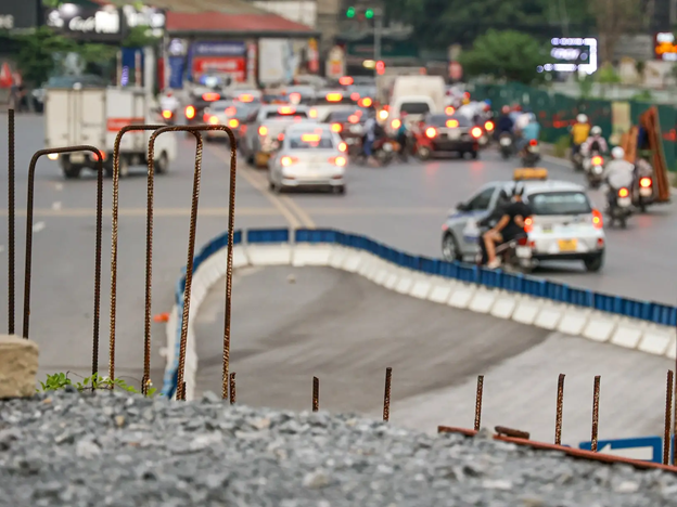 Trên tuyến đường này, dù không phải giờ cao điểm, nhưng mật độ phương tiện dày đặc. Xe container, xe tải nặng, xe khách nối đuôi nhau nhích từng chút một.