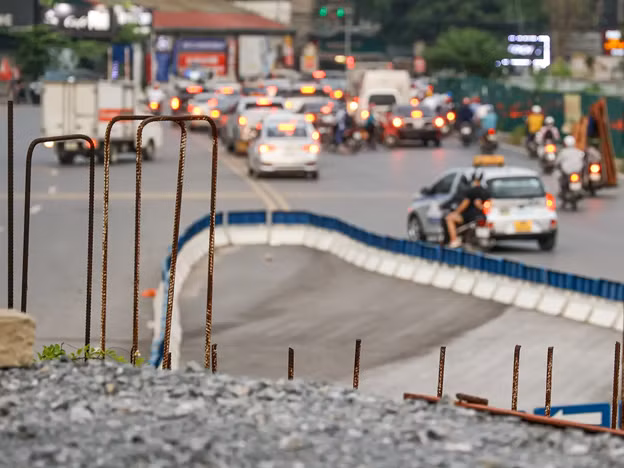 Trên tuyến đường này, dù không phải giờ cao điểm, nhưng mật độ phương tiện dày đặc. Xe container, xe tải nặng, xe khách nối đuôi nhau nhích từng chút một.