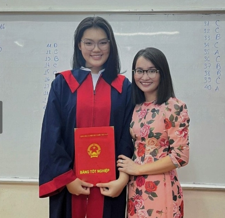 Thanh Hà cùng cô giáo chủ nhiệm trong lễ tốt nghiệp cấp 3.