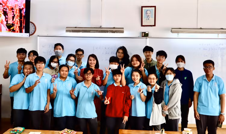 Thanh Hà và các bạn cùng lớp ở TT GDTX.