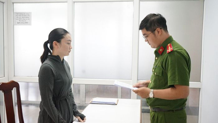 Công an đọc lệnh khởi tố đối với Võ Thị Quế Chi. Ảnh: CACC