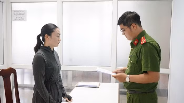 Công an đọc lệnh khởi tố đối với Võ Thị Quế Chi. Ảnh: CACC