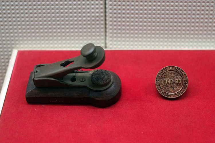 Con dấu của Kỳ bộ Việt Minh Bắc Kỳ và con dấu của Tổng bộ Việt Minh dùng trong những năm 1941-1945.