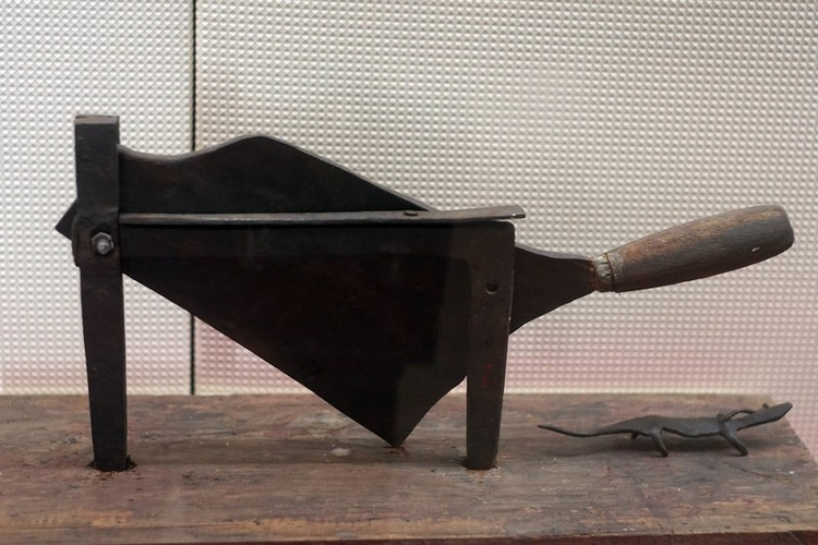 Dao cầu dùng để cắt thuốc cho các đồng chí Trường Chinh và Hoàng Văn Thụ uống khi các đồng chí bị ốm.