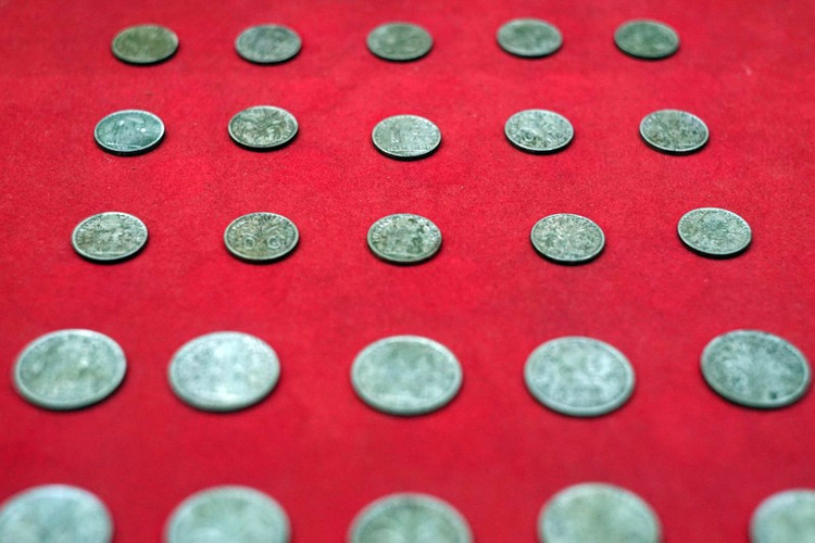 Nhân dân đóng góp tiền xu cho Việt Minh để mua sắm vũ khí chuẩn bị cho Tổng khởi nghĩa, năm 1945.