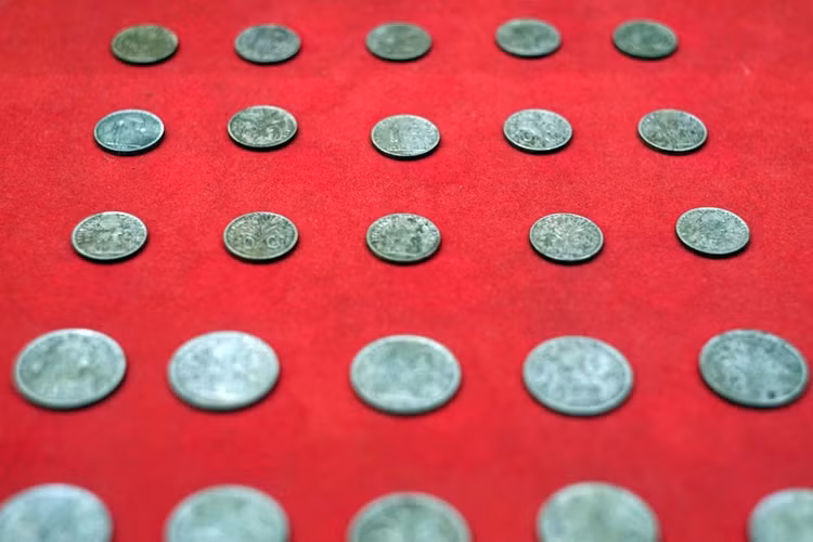 Nhân dân đóng góp tiền xu cho Việt Minh để mua sắm vũ khí chuẩn bị cho Tổng khởi nghĩa, năm 1945. Nhân dân đóng góp tiền xu cho Việt Minh để mua sắm vũ khí chuẩn bị cho Tổng khởi nghĩa, năm 1945.