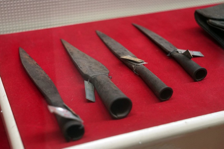 Dao găm của nhân dân huyện Bắc Sơn, tỉnh Lạng Sơn, dùng tham gia khởi nghĩa Bắc Sơn năm 1940. Trong phong trào cách mạng này, Đảng Cộng sản Đông Dương đã lãnh đạo người dân nổi dậy tước khí giới của tàn quân Pháp, giải tán chính quyền địch, thành lập chính quyền cách mạng.