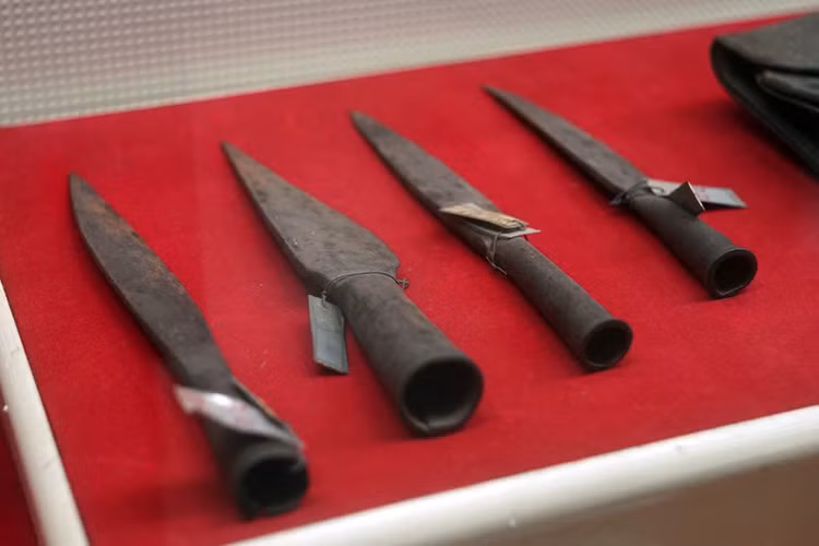 Dao găm của nhân dân huyện Bắc Sơn, tỉnh Lạng Sơn, dùng tham gia khởi nghĩa Bắc Sơn năm 1940. Trong phong trào cách mạng này, Đảng Cộng sản Đông Dương đã lãnh đạo người dân nổi dậy tước khí giới của tàn quân Pháp, giải tán chính quyền địch, thành lập chính quyền cách mạng. Dao găm của nhân dân huyện Bắc Sơn, tỉnh Lạng Sơn, dùng tham gia khởi nghĩa Bắc Sơn năm 1940. Trong phong trào cách mạng này, Đảng Cộng sản Đông Dương đã lãnh đạo người dân nổi dậy tước khí giới của tàn quân Pháp, giải tán chính quyền địch, thành lập chính quyền cách mạng.