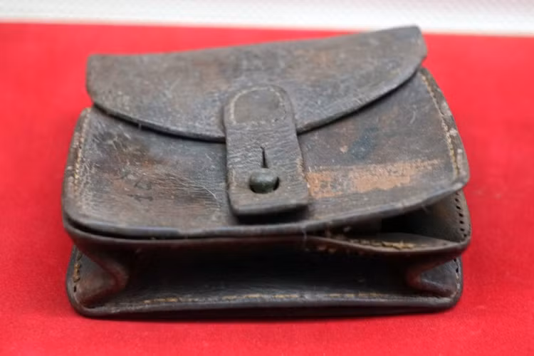 Bao đựng đạn của đồng chí Nguyễn Văn Thụ trong cuộc khởi nghĩa Bắc Sơn, tháng 9/1940. Bao đựng đạn của đồng chí Nguyễn Văn Thụ trong cuộc khởi nghĩa Bắc Sơn, tháng 9/1940.