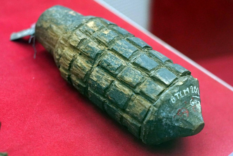 Lựu đạn giả, du kích huyện Bắc Sơn, tỉnh Lạng Sơn tự tạo để nghi binh đánh địch, năm 1940.