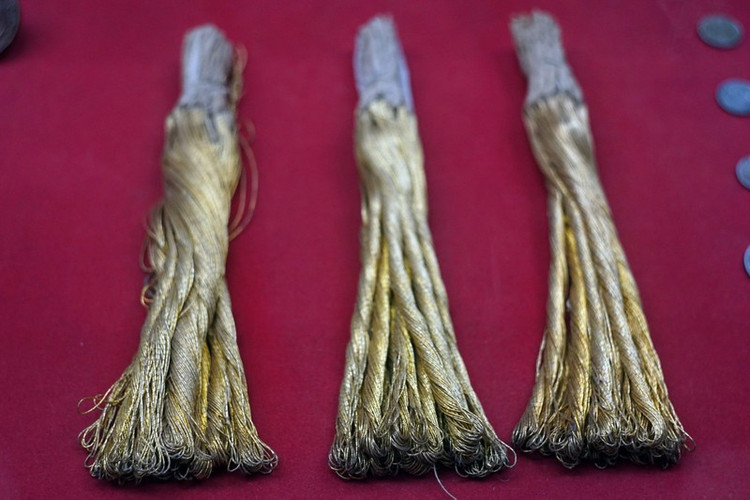 Chỉ kim tuyến được phụ nữ ở Hà Nội dùng thêu cờ đỏ sao vàng, chuẩn bị cho ngày Tổng khởi nghĩa, năm 1945.