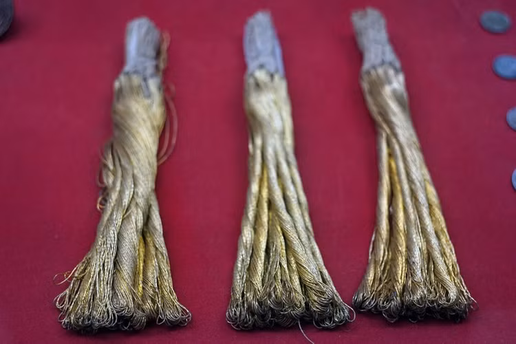 Chỉ kim tuyến được phụ nữ ở Hà Nội dùng thêu cờ đỏ sao vàng, chuẩn bị cho ngày Tổng khởi nghĩa, năm 1945. Chỉ kim tuyến được phụ nữ ở Hà Nội dùng thêu cờ đỏ sao vàng, chuẩn bị cho ngày Tổng khởi nghĩa, năm 1945.