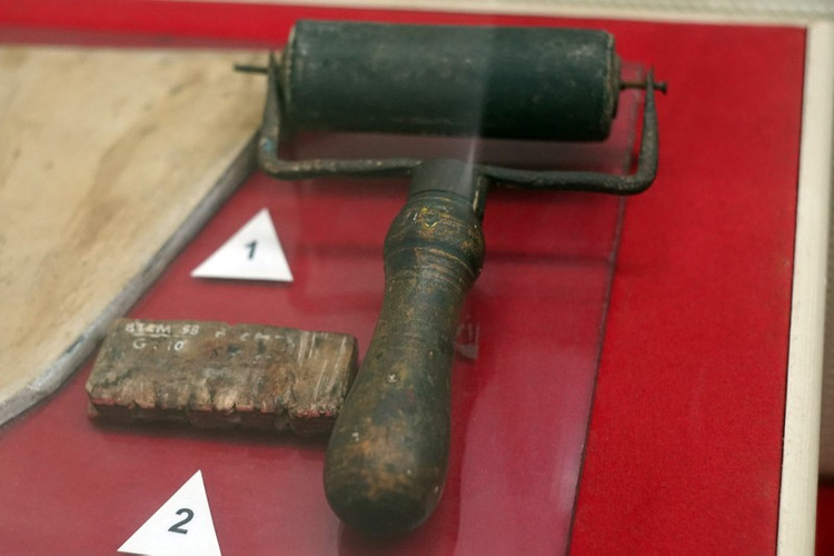 Ru-lô dùng in báo &quot;Việt Nam Độc lập&quot; - tờ báo đầu tiên của Mặt trận Việt Minh - ở khu rừng Pia, xã Xuân Hòa, huyện Hà Quảng, tỉnh Cao Bằng năm 1941 và con dấu dùng để đóng trên tờ báo này.