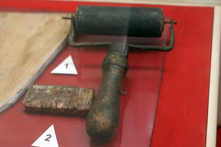 Ru-lô dùng in báo "Việt Nam Độc lập" - tờ báo đầu tiên của Mặt trận Việt Minh - ở khu rừng Pia, xã Xuân Hòa, huyện Hà Quảng, tỉnh Cao Bằng năm 1941 và con dấu dùng để đóng trên tờ báo này. Ru-lô dùng in báo "Việt Nam Độc lập" - tờ báo đầu tiên của Mặt trận Việt Minh - ở khu rừng Pia, xã Xuân Hòa, huyện Hà Quảng, tỉnh Cao Bằng năm 1941 và con dấu dùng để đóng trên tờ báo này.