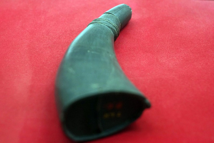 Sừng trâu của ông Ma ở huyện Bắc Sơn, tỉnh Lạng Sơn, tặng Cứu quốc quân để đựng thuốc súng.