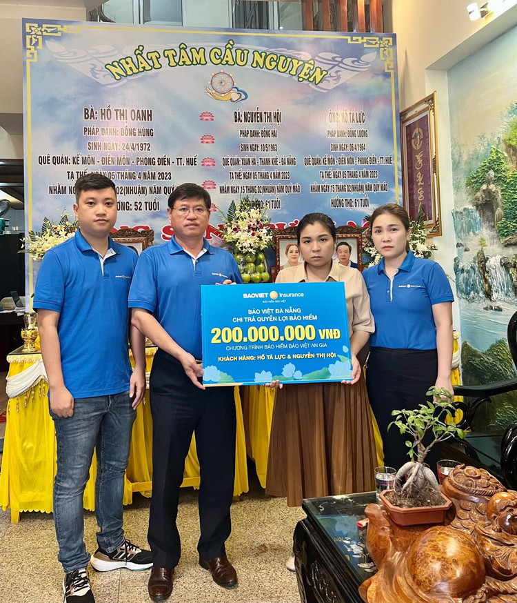 Bảo Việt Đà Nẵng trao 200 triệu đồng bồi thường bảo hiểm cho thân nhân 2 nạn nhân vụ rơi trực thăng Bell 505.