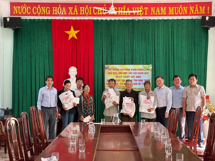 Chu tich Phan Xuan Dung chuc Tet Nguyen dan 2025 tai tinh Ninh Thuan-Hinh-2