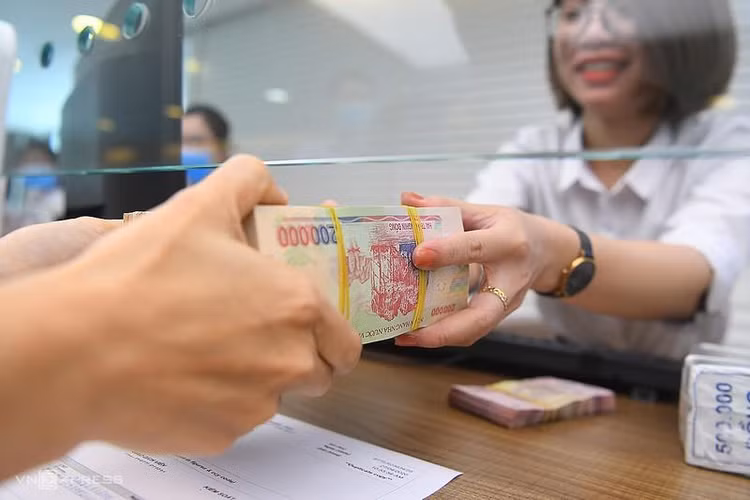 Các ngân hàng tăng mạnh lãi suất huy động.