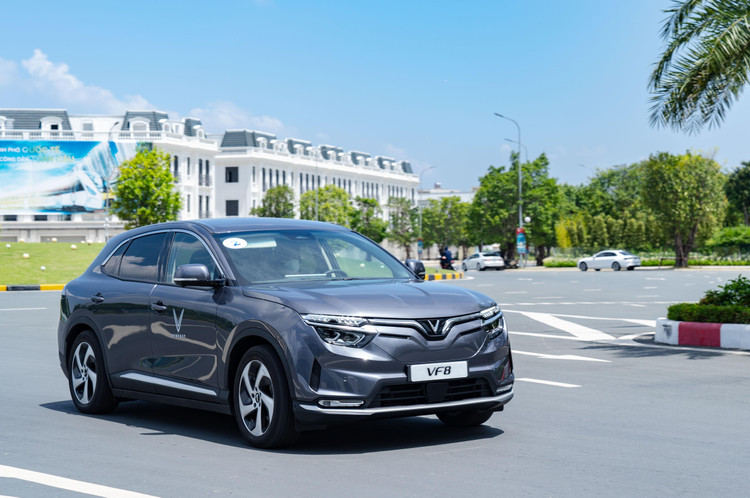 100 khách hàng Việt Nam đầu tiên đã nhận bàn giao xe VinFast VF 8.