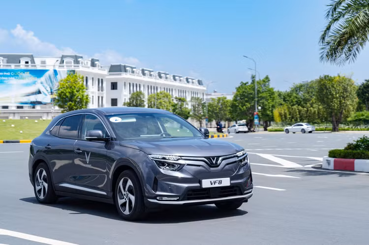 100 khách hàng Việt Nam đầu tiên đã nhận bàn giao xe VinFast VF 8. 100 khách hàng Việt Nam đầu tiên đã nhận bàn giao xe VinFast VF 8.