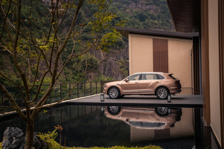 Bentley Bentayga EWB (phiên bản trục cơ sở kéo dài) được bổ sung thêm nhiều trang bị hiện đại.