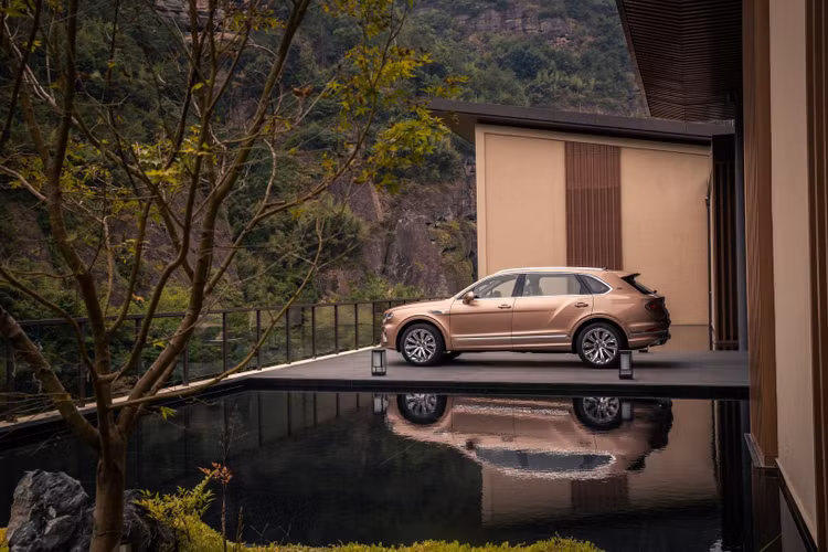 Bentley Bentayga EWB (phiên bản trục cơ sở kéo dài) được bổ sung thêm nhiều trang bị hiện đại.