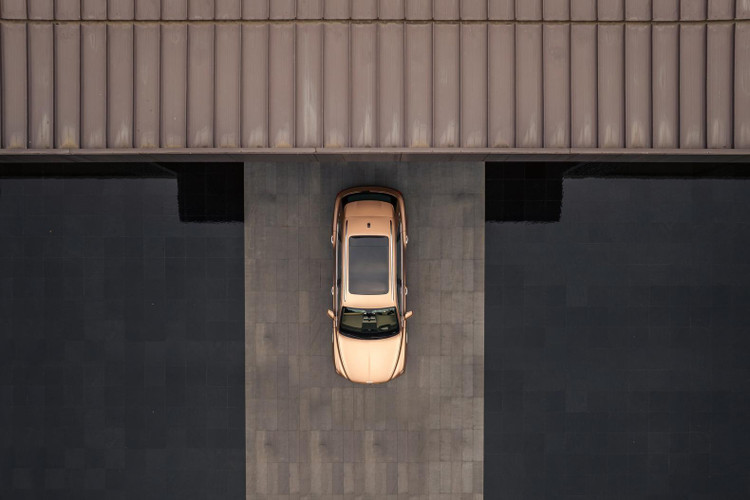 Bentayga EWB trục cơ sở kéo dài sẽ có tới hai phiên bản gồm Azure và First Edition.