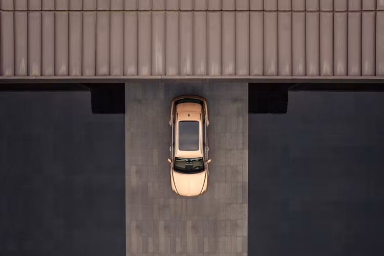 Bentayga EWB trục cơ sở kéo dài sẽ có tới hai phiên bản gồm Azure và First Edition.