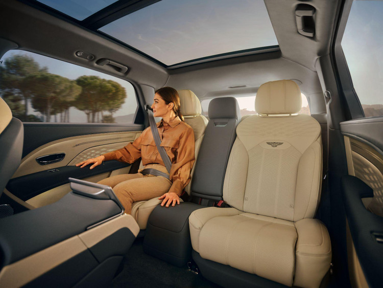 Bentley Bentayga EWB trục cơ sở kéo dài đáp ứng hoàn hảo nhu cầu của mọi hành khách về tư thế và nhiệt độ.