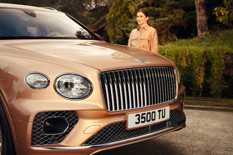 Hệ thống lưới tản nhiệt độc đáo với các thanh crôm sáng nằm phía trước lưới tản nhiệt.