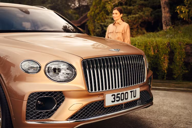 Hệ thống lưới tản nhiệt độc đáo với các thanh crôm sáng nằm phía trước lưới tản nhiệt.