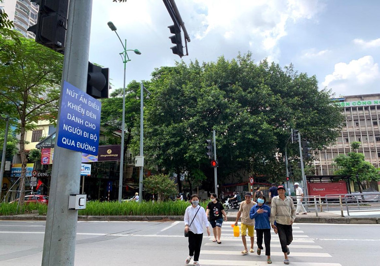 Đến khi sang đường xong đã thở phào nhẹ nhõm.