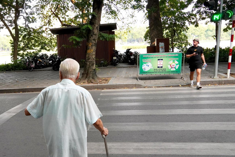 Đối với du khách nước ngoài, việc sang đường theo tín hiệu đèn đã trở thành thói quen và họ thực hiện rất nghiêm mỗi khi qua đường.