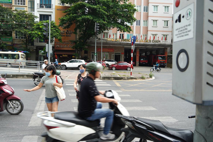 Các phương tiện tham gia giao thông khi thấy đèn của người đi bộ qua đường đang màu xanh thì nên dừng lại để đảm bảo an toàn cho người sang đường.