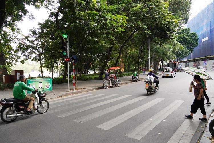 Việc đi bộ qua đường không chỉ đi trên vạch màu trắng mà người dân còn phải để ý đến tín hiệu đèn mới đảm bảo an toàn.