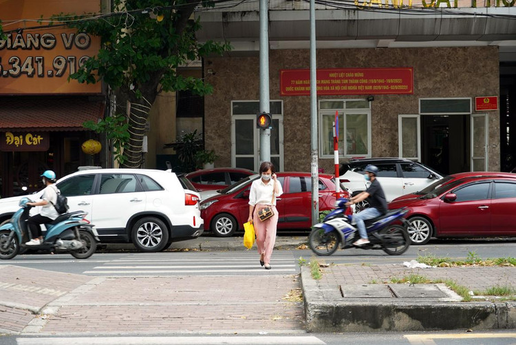 Đa số người dân khi được ống kính ghi lại đều rất thờ ơ với việc bấm tín hiệu đèn, qua đường khi đèn vẫn đỏ, tiềm ẩn rất nhiều mối nguy hiểm.