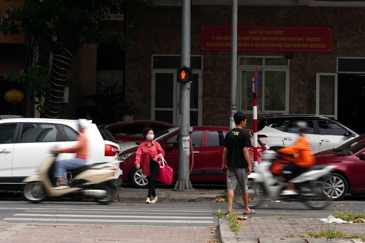 Việc sang đường không theo tín hiệu đèn sẽ rất nguy hiểm.