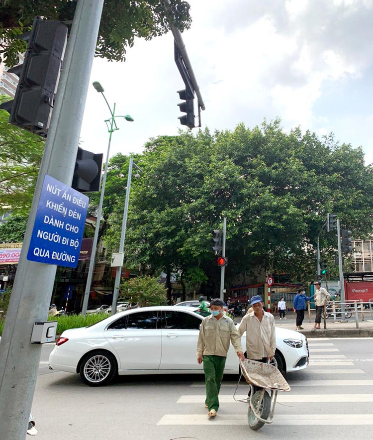 Cho nên họ cũng băng sang đường một cách tự nhiên...